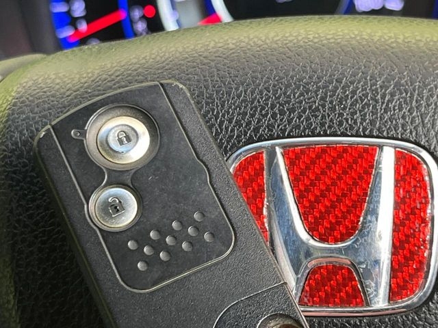 �yHonda�X�}�[�g�L�[�z�J�o����|�P�b�g�ɓ��ꂽ�܂܂ł��h�A�̎{���E�������\�ȃX�}�[�g�L�[�𑕔��B�G���W���̃I���E�I�t�����J�M�����o���K�v����������Ƃ��Ă��֗��ł���