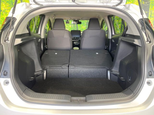 ���i�̂���������ʋ΁A���}���ɏ\���ȉ׎��X�y�[�X���m�ۂ��Ă���܂��B�Z�J���h�V�[�g��|���ƁA�傫�ȉו��̐ύڂ��\�ł���