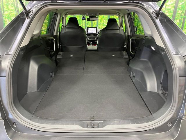 後席を格納すると、これだけの広さが!シーンに合わせたシートアレンジで、大きな荷物も積むことが出来ます♪