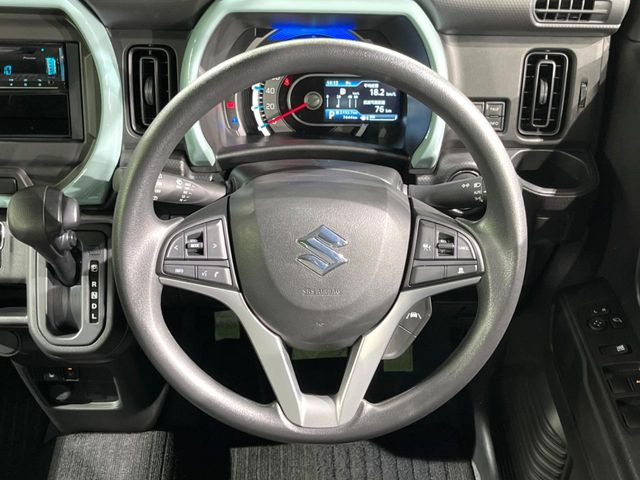 �C���e���A�ɍ��킹���f�U�C���̃X�e�A�����O�́A�^�]�������̂��Ƃ��l���A�^�]���₷���`��A�傫���ł��B�����x�A���ۂɐG���Ă��m���߂��������B