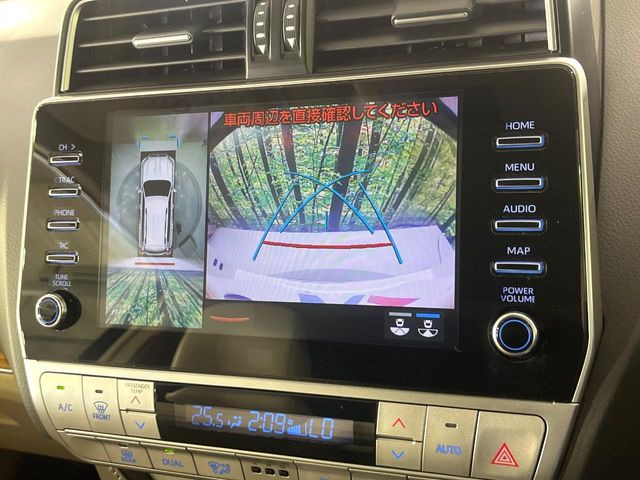 【パノラミックビューモニター】専用のカメラにより、上から見下ろしたような視点で360度クルマの周囲を確認することができます☆死角部分も確認しやすく、狭い場所での切り返しや駐車もスムーズに行えます。