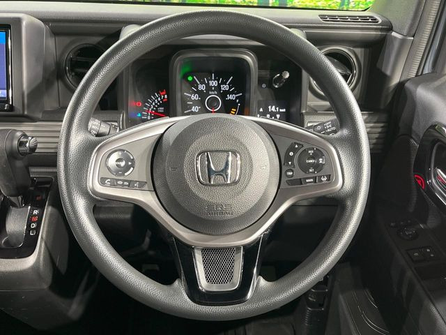 �C���e���A�ɍ��킹���f�U�C���̃X�e�A�����O�́A�^�]�������̂��Ƃ��l���A�^�]���₷���`��A�傫���ł��B�����x�A���ۂɐG���Ă��m���߂��������B