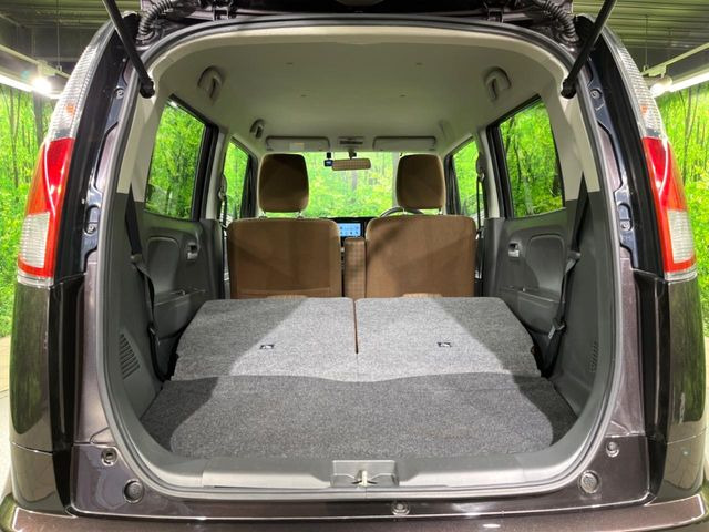 ���i�̂���������ʋ΁A���}���ɏ\���ȉ׎��X�y�[�X���m�ۂ��Ă���܂��B�Z�J���h�V�[�g��|���ƁA�傫�ȉו��̐ύڂ��\�ł���