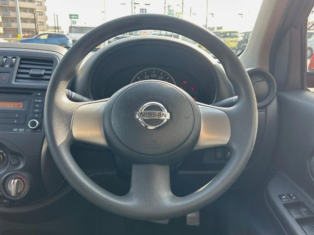 �C���e���A�ɍ��킹���f�U�C���̃X�e�A�����O�́A�^�]�������̂��Ƃ��l���A�^�]���₷���`��A�傫���ł��B�����x�A���ۂɐG���Ă��m���߂��������B