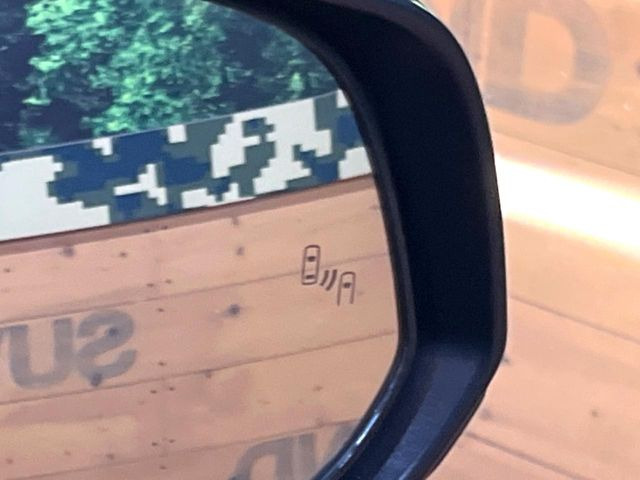 【ブラインドスポットモニター】走行中、ドアミラーの死角になりやすい箇所に後続車が接近するとサイドミラーのレンズに警告を表示!ドライバーに注意喚起をしてくれます。