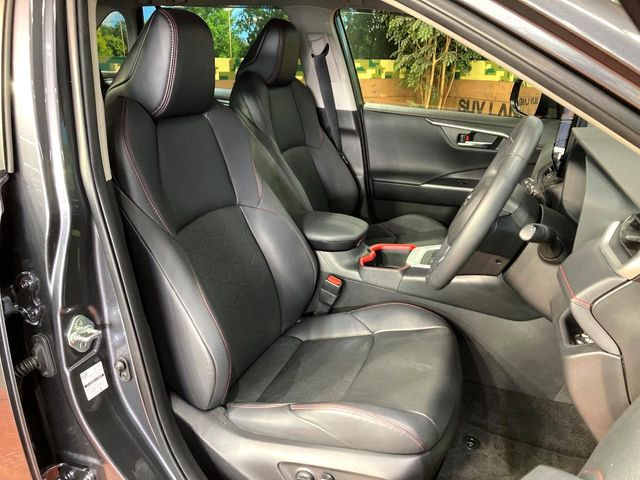 【合皮レザーシート】汚れのふき取りが容易でメンテナンスもが簡単な、機能性に優れる合成皮革を採用した上質なシートです。座り心地もよく、高級感あふれる心地良い車内空間を演出してくれます。