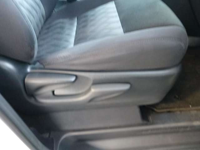 運転席にはシートリフターが付いていますので座高にあわせてドライビングポジションが決められます。