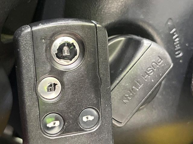 �yHonda�X�}�[�g�L�[�z�J�o����|�P�b�g�ɓ��ꂽ�܂܂ł��h�A�̎{���E�������\�ȃX�}�[�g�L�[�𑕔��B�G���W���̃I���E�I�t�����J�M�����o���K�v����������Ƃ��Ă��֗��ł���