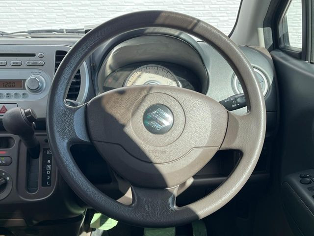 �C���e���A�ɍ��킹���f�U�C���̃X�e�A�����O�́A�^�]�������̂��Ƃ��l���A�^�]���₷���`��A�傫���ł��B�����x�A���ۂɐG���Ă��m���߂��������B