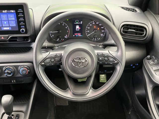 �C���e���A�ɍ��킹���f�U�C���̃X�e�A�����O�́A�^�]�������̂��Ƃ��l���A�^�]���₷���`��A�傫���ł��B�����x�A���ۂɐG���Ă��m���߂��������B