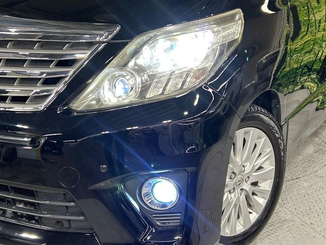 【HIDヘッドライト】非常に明るく前方を照らしてくれるので、悪天候や夜間の走行時も視界良好で安心してお乗りいただけます。