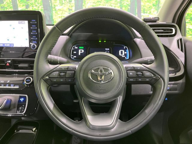 �C���e���A�ɍ��킹���f�U�C���̃X�e�A�����O�́A�^�]�������̂��Ƃ��l���A�^�]���₷���`��A�傫���ł��B�����x�A���ۂɐG���Ă��m���߂��������B