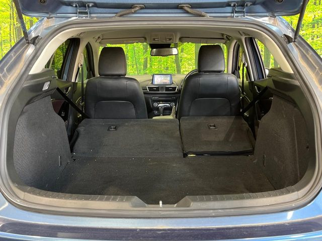 ���i�̂���������ʋ΁A���}���ɏ\���ȉ׎��X�y�[�X���m�ۂ��Ă���܂��B�Z�J���h�V�[�g��|���ƁA�傫�ȉו��̐ύڂ��\�ł���