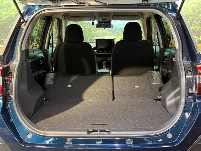 ���i�̂���������ʋ΁A���}���ɏ\���ȉ׎��X�y�[�X���m�ۂ��Ă���܂��B�Z�J���h�V�[�g��|���ƁA�傫�ȉו��̐ύڂ��\�ł���