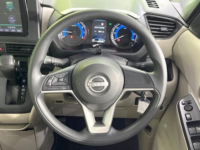 �C���e���A�ɍ��킹���f�U�C���̃X�e�A�����O�́A�^�]�������̂��Ƃ��l���A�^�]���₷���`��A�傫���ł��B�����x�A���ۂɐG���Ă��m���߂��������B