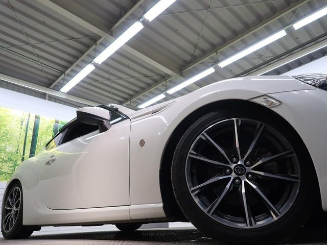 �y����17�C���`�A���~�z�C�[���z�O�ςɃ}�b�`���������A���~�z�C�[���𑕒����Ă���܂��B�e��ЊO�A���~�z�C�[����A�X�^�b�h���X�^�C�����戵�����Ă���܂��B���񂲑��k����������