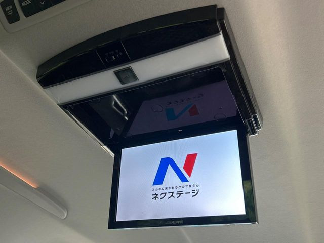 【フリップダウンモニター】大画面モニターで後席でもエンタメをお楽しみいただけます。小さなお子様にも大人気の装備です♪