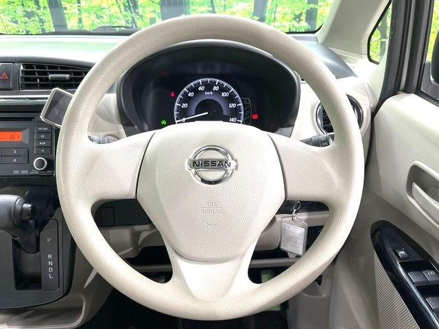 �C���e���A�ɍ��킹���f�U�C���̃X�e�A�����O�́A�^�]�������̂��Ƃ��l���A�^�]���₷���`��A�傫���ł��B�����x�A���ۂɐG���Ă��m���߂��������B