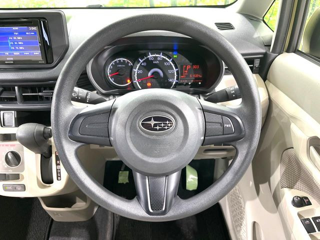 �C���e���A�ɍ��킹���f�U�C���̃X�e�A�����O�́A�^�]�������̂��Ƃ��l���A�^�]���₷���`��A�傫���ł��B�����x�A���ۂɐG���Ă��m���߂��������B