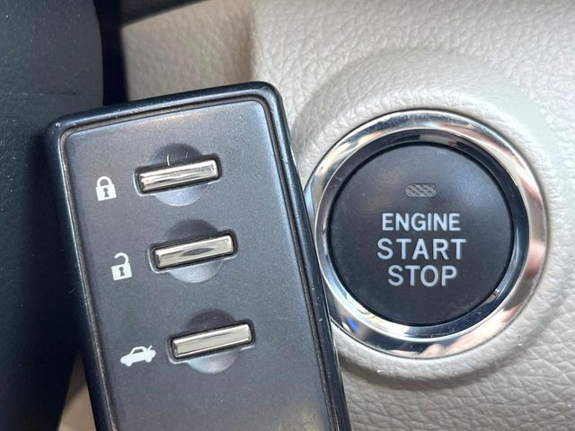 �y�A�N�Z�X�L�[&�v�b�V���X�^�[�g�z�J�o����|�P�b�g�ɓ��ꂽ�܂܂ł��h�A�̎{���E�������\�ȃX�}�[�g�L�[�𑕔��B�G���W���̃I���E�I�t�����J�M�����o���K�v�������A�{�^�����v�b�V�����邾����OK��