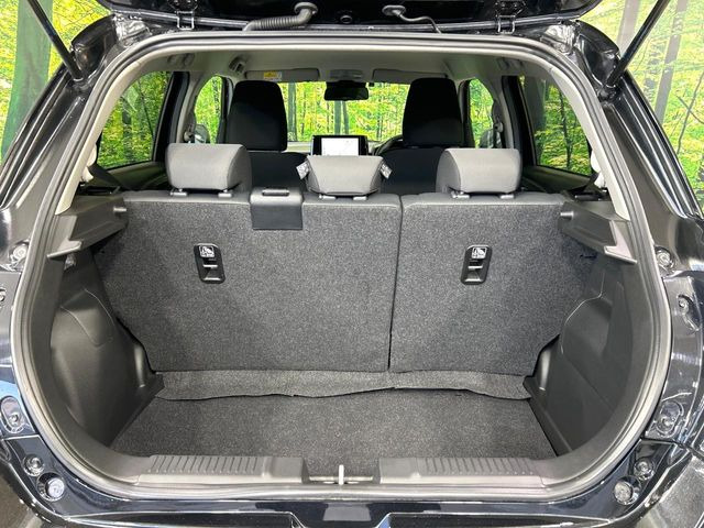 ���i�̂���������ʋ΁A���}���ɏ\���ȉ׎��X�y�[�X���m�ۂ��Ă���܂��B�Z�J���h�V�[�g��|���ƁA�傫�ȉו��̐ύڂ��\�ł���