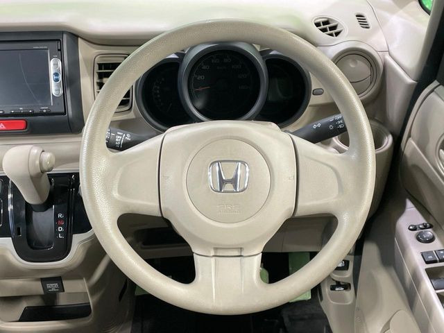 �C���e���A�ɍ��킹���f�U�C���̃X�e�A�����O�́A�^�]�������̂��Ƃ��l���A�^�]���₷���`��A�傫���ł��B�����x�A���ۂɐG���Ă��m���߂��������B