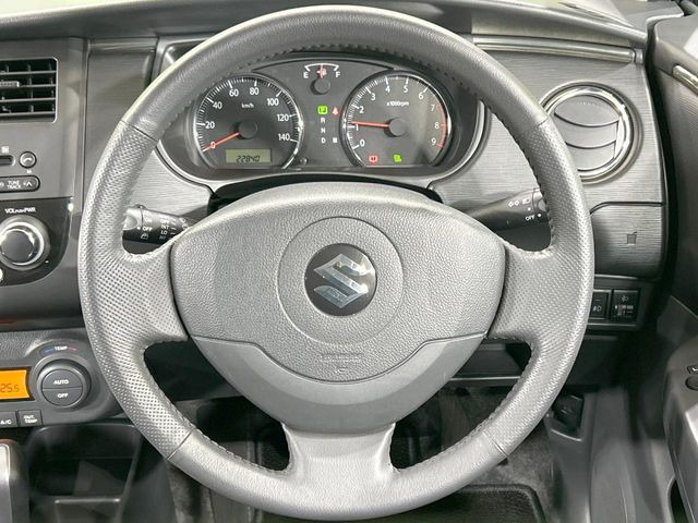 �C���e���A�ɍ��킹���f�U�C���̃X�e�A�����O�́A�^�]�������̂��Ƃ��l���A�^�]���₷���`��A�傫���ł��B�����x�A���ۂɐG���Ă��m���߂��������B