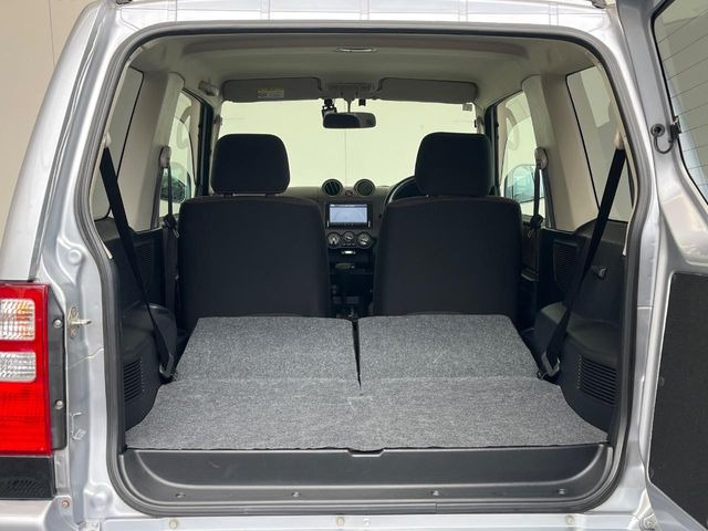 ���i�̂���������ʋ΁A���}���ɏ\���ȉ׎��X�y�[�X���m�ۂ��Ă���܂��B�Z�J���h�V�[�g��|���ƁA�傫�ȉו��̐ύڂ��\�ł���