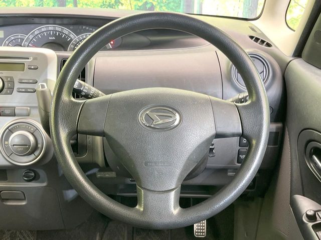 �C���e���A�ɍ��킹���f�U�C���̃X�e�A�����O�́A�^�]�������̂��Ƃ��l���A�^�]���₷���`��A�傫���ł��B�����x�A���ۂɐG���Ă��m���߂��������B