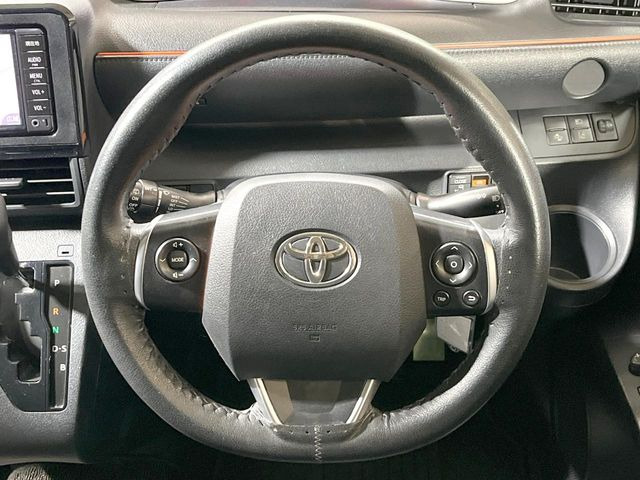 �C���e���A�ɍ��킹���f�U�C���̃X�e�A�����O�́A�^�]�������̂��Ƃ��l���A�^�]���₷���`��A�傫���ł��B�����x�A���ۂɐG���Ă��m���߂��������B