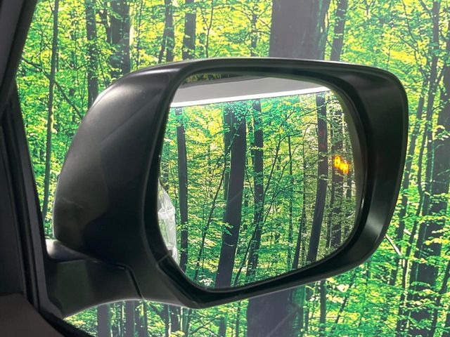 【ブラインドスポットモニター】走行中、ドアミラーの死角になりやすい箇所に後続車が接近するとサイドミラーのレンズに警告を表示!ドライバーに注意喚起をしてくれます。