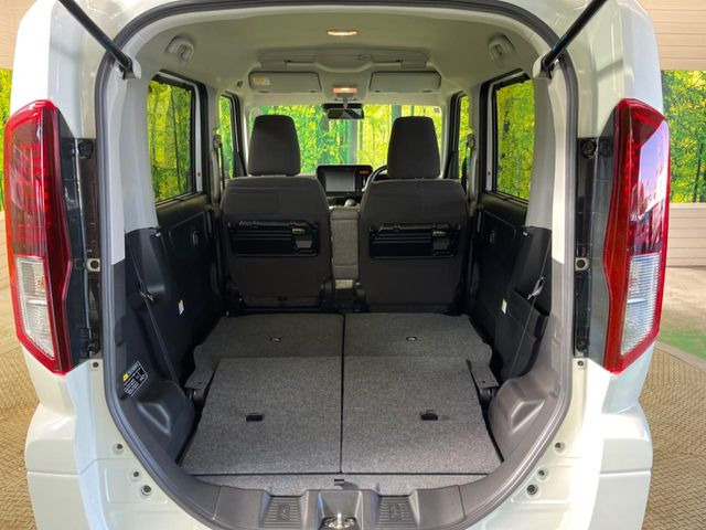 ���i�̂���������ʋ΁A���}���ɏ\���ȉ׎��X�y�[�X���m�ۂ��Ă���܂��B�Z�J���h�V�[�g��|���ƁA�傫�ȉו��̐ύڂ��\�ł���