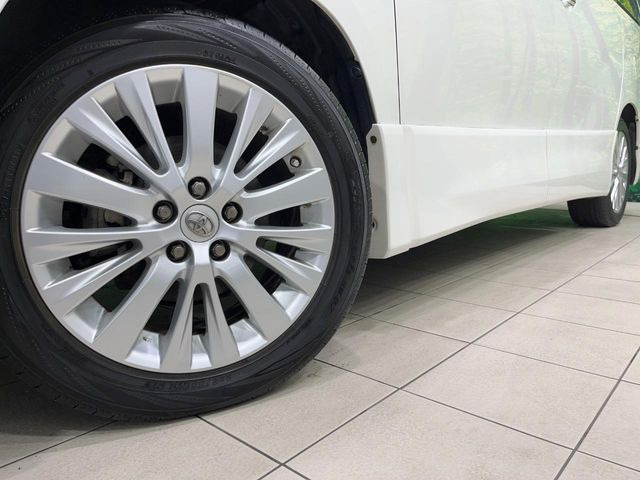 【純正18インチアルミホイール】外観にマッチした純正アルミホイールを装着しております。各種社外アルミホイールや、スタッドレスタイヤも取扱いしております。是非ご相談ください♪