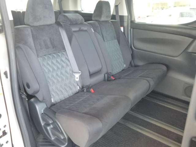 大人もゆったりと座れるリアシート。スライド機構も付いていますので使い方に合わせてお使い頂けます。この足元の広さ見てください。