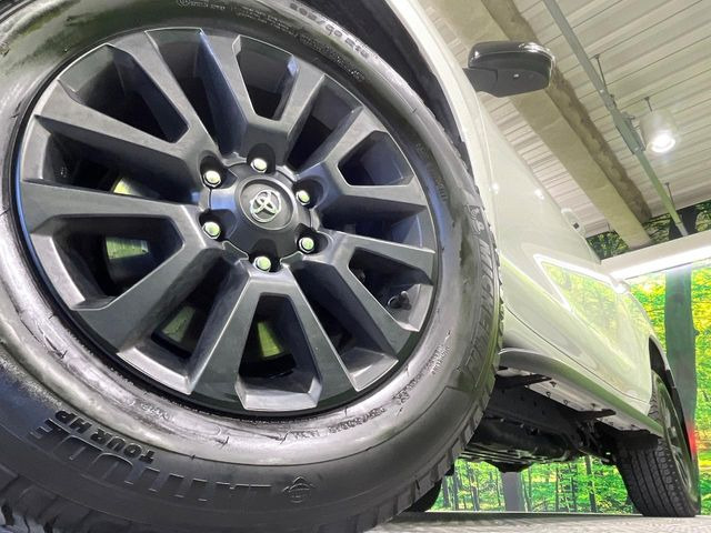 【グレード専用純正18インチアルミホイール】デザイン性の高い純正アルミホイールを装着しております。各種社外アルミホイールや、スタッドレスタイヤも取扱いしております。是非ご相談ください♪