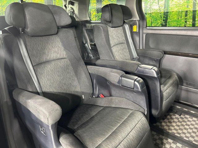 二列目中央はウォークスルーとなっております。二列目と三列目の移動や乗り降りがとっても楽になるので、乗り降りの際もストレスを感じることはありません♪