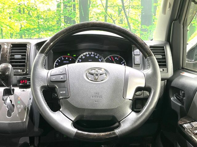 【ウッドコンビステアリング】高級感ある木目調パーツを採用した手に良く馴染むコンビハンドル。運転席廻りの雰囲気も一気に豪華になります!