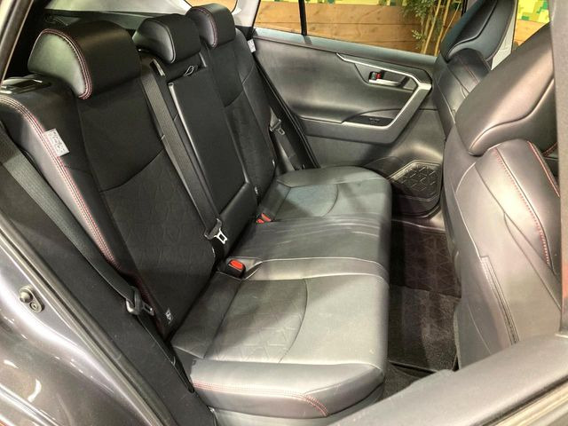 広々とした2列目シートは居住性が高く、居心地も快適!友達や家族とのお出かけにぴったりです。ベビーシートやチャイルドシート使用時も快適にお過ごしいただける十分な空間を確保しています。