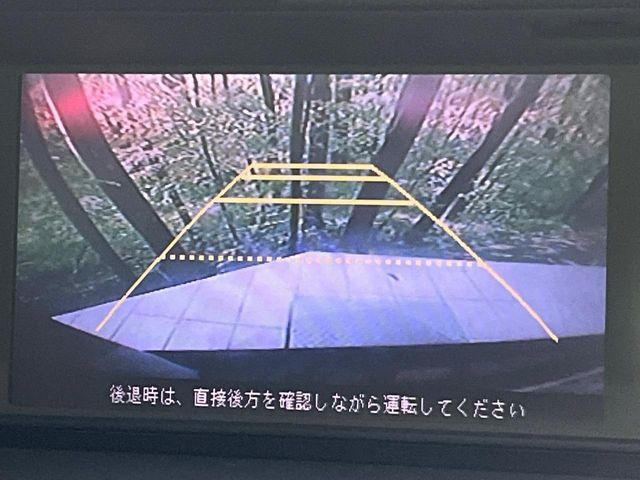 【バックカメラ】駐車時に後方がリアルタイム映像で確認できます。大型商業施設や立体駐車場での駐車時や、夜間のバック時に大活躍!運転スキルに関わらず、今や必須となった装備のひとつです!