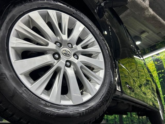 【純正18インチアルミホイール】外観にマッチした純正アルミホイールを装着しております。各種社外アルミホイールや、スタッドレスタイヤも取扱いしております。是非ご相談ください♪