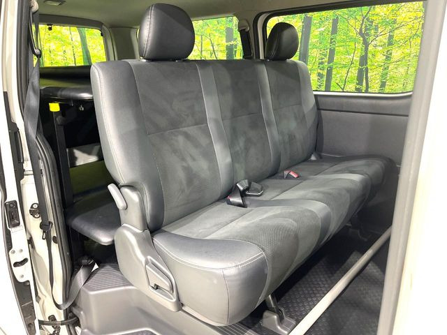 後部座席も気になるようなキズ・汚れやへたり等、大きなダメージはなく、良好な状態です。