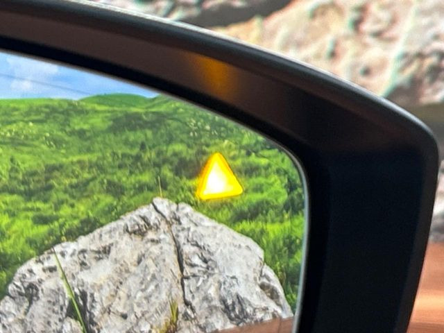 �y�u���C���h�X�|�b�g���j�^�����O�z���s���A�h�A�~���[�̎��p�ɂȂ�₷���ӏ��Ɍ㑱�Ԃ��ڋ߂���ƃT�C�h�~���[�t�߂Ɍx����\���A�h���C�o�[�ɒ��ӊ��N�����Ă���܂��B