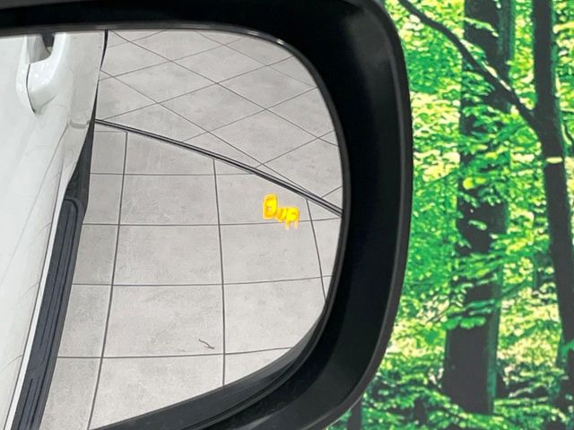 【ブラインドスポットモニター】走行中、ドアミラーの死角になりやすい箇所に後続車が接近するとサイドミラーのレンズに警告を表示!ドライバーに注意喚起をしてくれます。