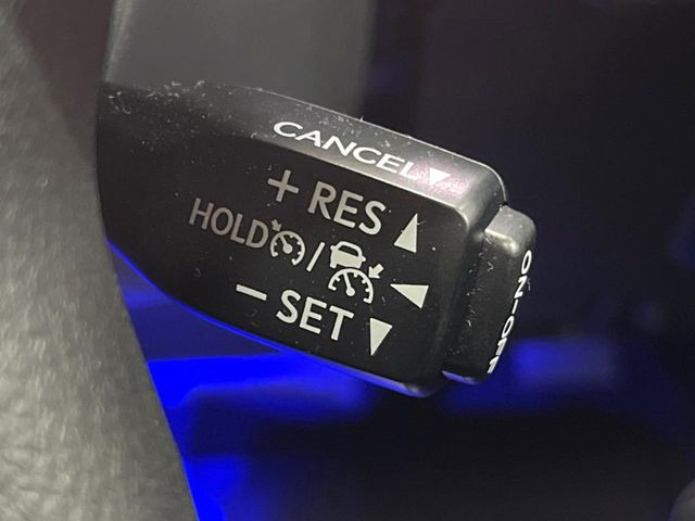 【レーダークルーズコントロール】高速道路での長距離走行が楽に!!自動で速度を保つクルーズコントロールが、衝突軽減システムと連携し、前方の車両を感知して車間を保つように速度調節してくれます!!