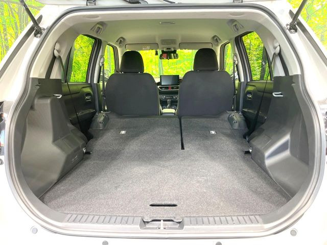 ���i�̂���������ʋ΁A���}���ɏ\���ȉ׎��X�y�[�X���m�ۂ��Ă���܂��B�Z�J���h�V�[�g��|���ƁA�傫�ȉו��̐ύڂ��\�ł���