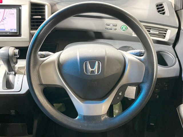 �C���e���A�ɍ��킹���f�U�C���̃X�e�A�����O�́A�^�]�������̂��Ƃ��l���A�^�]���₷���`��A�傫���ł��B�����x�A���ۂɐG���Ă��m���߂��������B