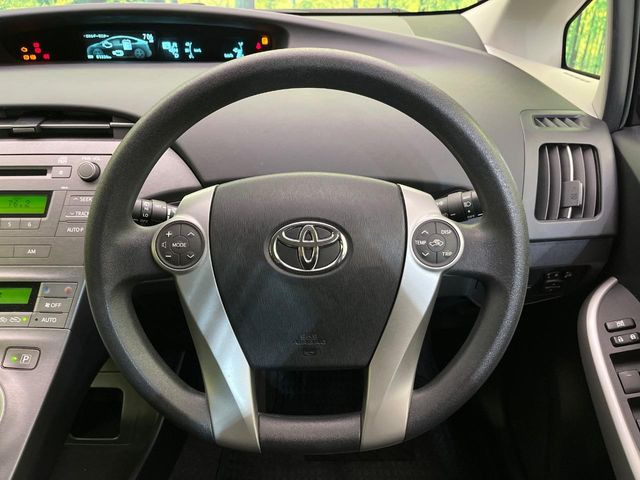 �C���e���A�ɍ��킹���f�U�C���̃X�e�A�����O�́A�^�]�������̂��Ƃ��l���A�^�]���₷���`��A�傫���ł��B�����x�A���ۂɐG���Ă��m���߂��������B