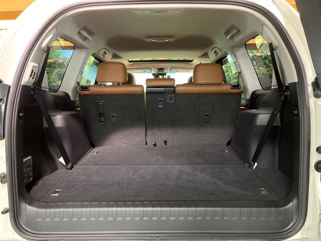 ラゲッジルームは、大容量のスペースを確保。普段のお買い物からレジャーまで、幅広く活躍してくれます!また、リアシートを倒すことでバリエーション豊かにお使いいただけます。