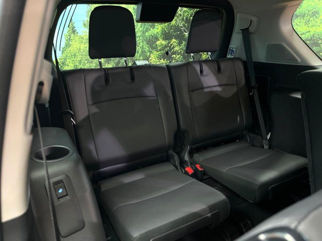 床下収納式のサードシートです。座席部分をコンパクトに収納でき、広大な荷室スペースとしてお使いいただけます!乗車人数や荷物の量など利用シーンに合わせて3列目を有効活用でき、とっても便利♪