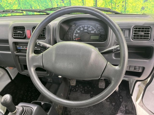 �C���e���A�ɍ��킹���f�U�C���̃X�e�A�����O�́A�^�]�������̂��Ƃ��l���A�^�]���₷���`��A�傫���ł��B�����x�A���ۂɐG���Ă��m���߂��������B